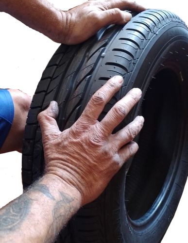 Homem segurando um pneu